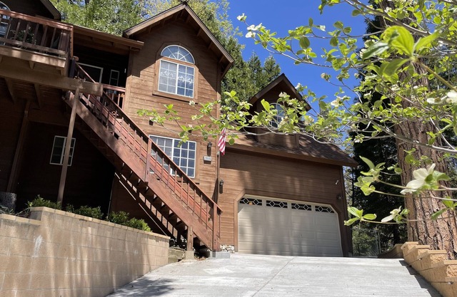 Chic cabin-New listing, low cleaning fees, early check-in/pay in 2 payments!