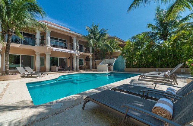 Chic, casual luxury, private, spacious, ideal location minutes walk to the beach