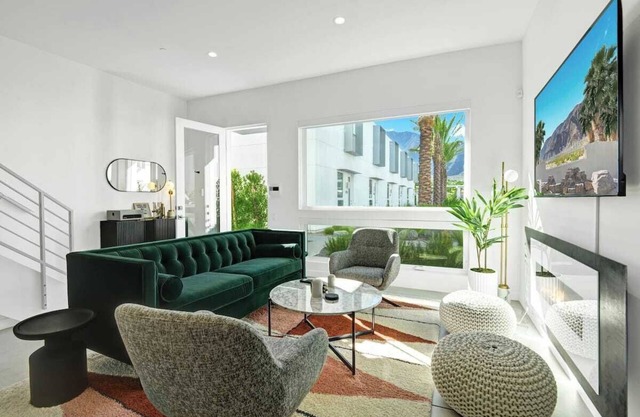 Chic Chic Boom- 2 Bedroom Condo, plus office with Full Murphy Bed