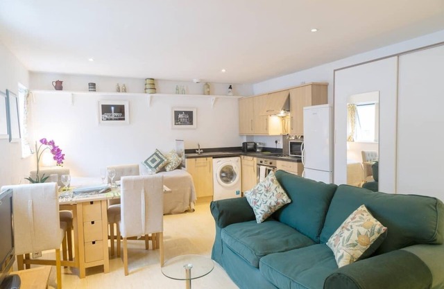 Chic City Centre Studio, Moments From Wills Memorial!