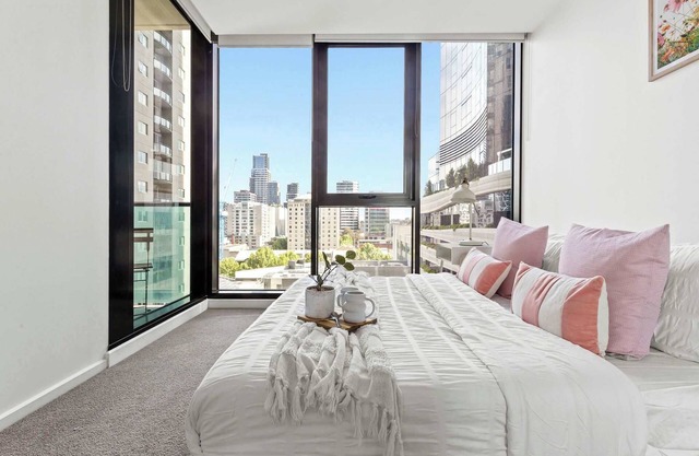 Chic City Views Modern Comfort Near Southern Cross