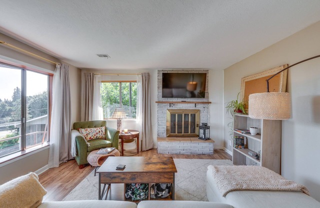 Chic Columbia City Vacation Rental w/Kayaks!