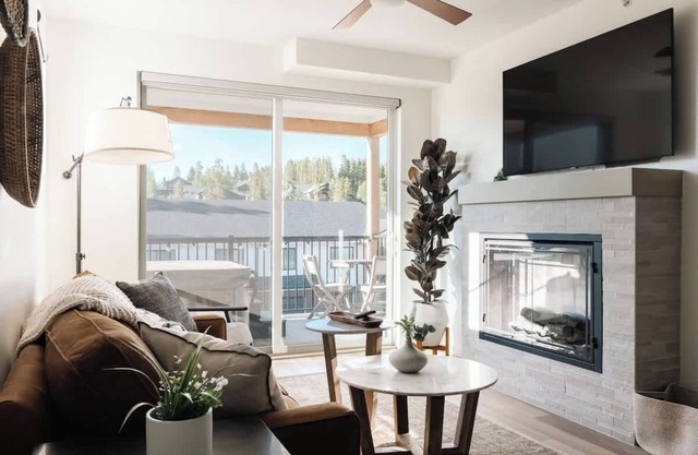 Chic Condo | Near Town and Trails | Hot Tub + Deck