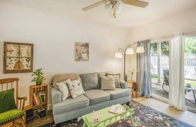 Chic Condo w/Community Pool - Under 10 mins to UF