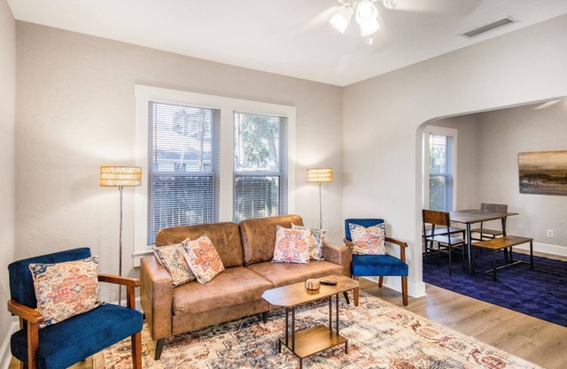 Chic & Cozy 3BR 2BA Home - Heart of GNV!