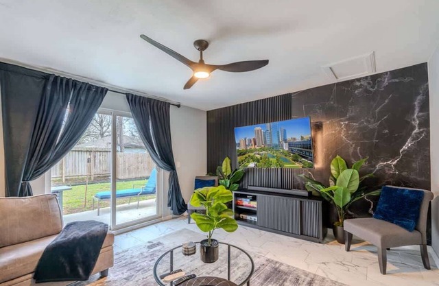 Chic & Cozy 4-BR Retreat | Downtown | TX