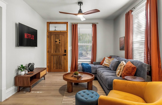 Chic, cozy & spacious 4-bedroom house in Pueblo with large private backyard