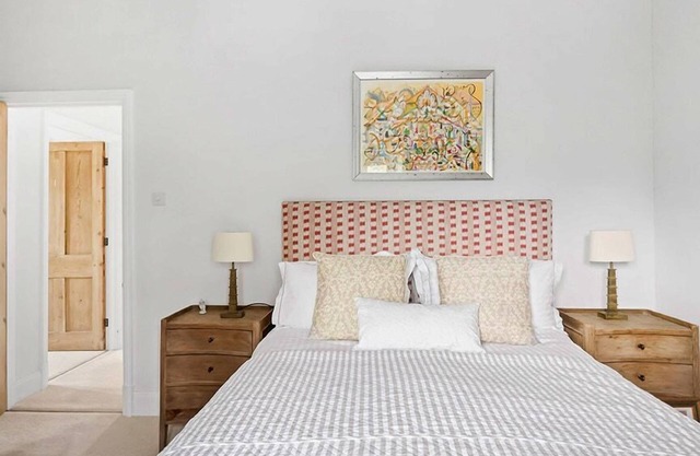 Chic Design-3-Bed-Garden-Fire-2 Parking Spaces