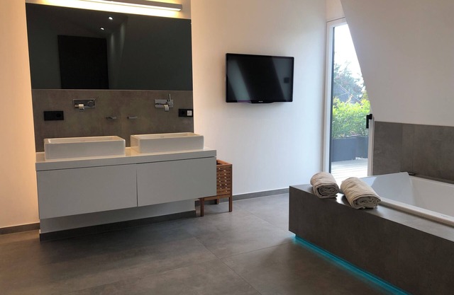 Chic DG Whg 2 rooms + wellness bath + roof terrace (special conditions for monthly rent)