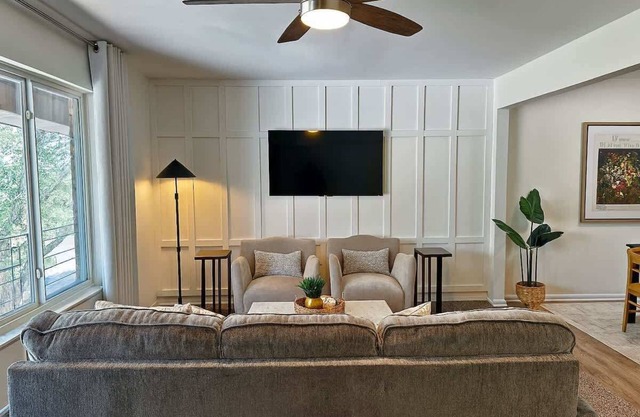 Chic Downtown 1BR Stay in Downtown Royal Oak