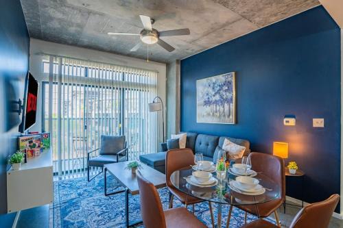 Chic Downtown 2-Bedroom Pool Gym Parking