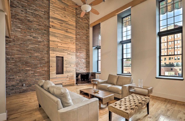 Chic Downtown Escape, 8 Miles to Motor Speedway!