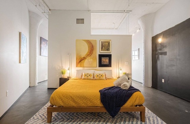 Chic Downtown King Suite~Free Parking~A+ Location