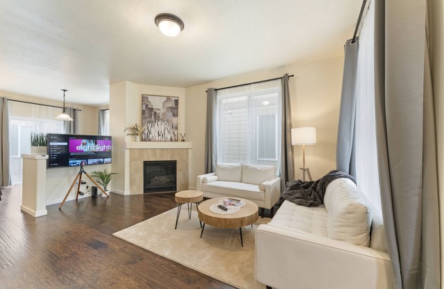 Chic Dwelling for Business & Leisure! 3B, 2.5B Townhome