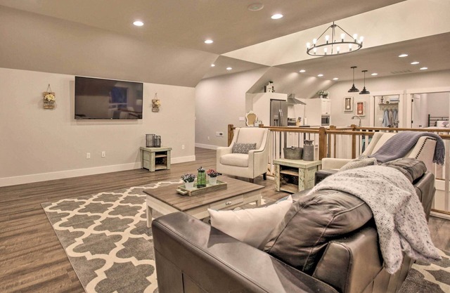 Chic Farmhouse w/Creek in Heart of Wine Country!