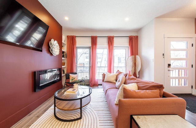 Chic Hideaway-King Bed-Fireplace-DT/WEM-Garage