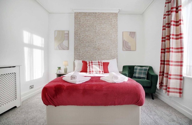 Chic Home & Stylish Workspace in Outram, Sleeps 6
