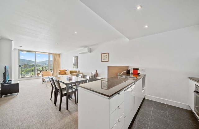Chic Inner-City Apartment with Pool & BBQ Access