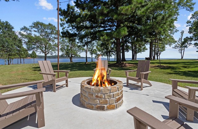 Chic Lakefront Home | Majestic Views | Cowboy Pool | Outdoor Cinema | Water Toys