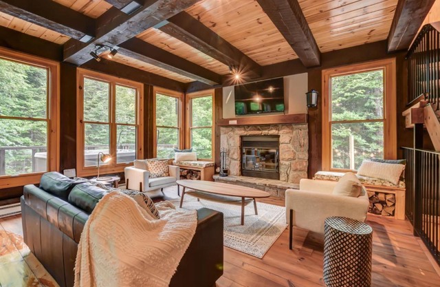 Chic log chalet with hot tub - Mont-Tremblant north side by Reserver.ca