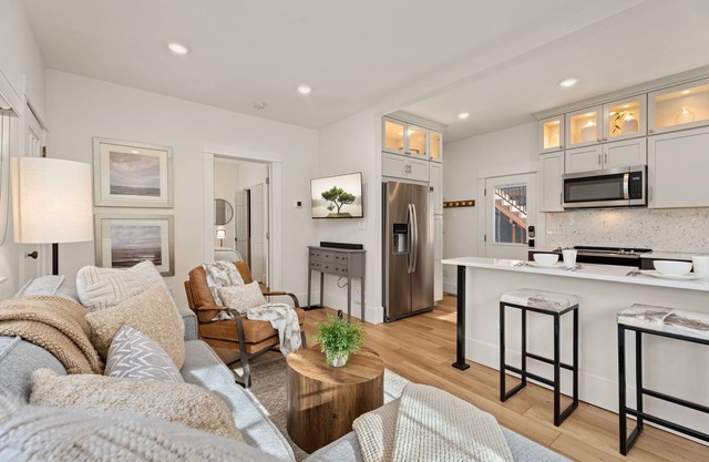Chic Luxury Retreat – Old Town Carriage House