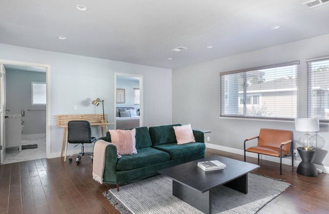 Chic Menlo Park 2BR w/Parking & A/C, nr Dining & Tech, by Blueground