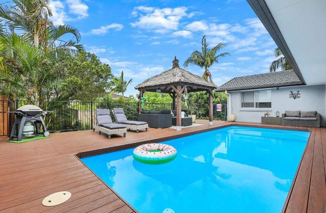 Chic Miami 4BR Retreat with Swimming Pool & BBQ