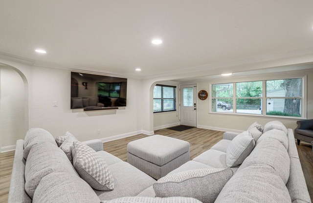 Chic Micanopy Getaway w/Pool & Pool Table!