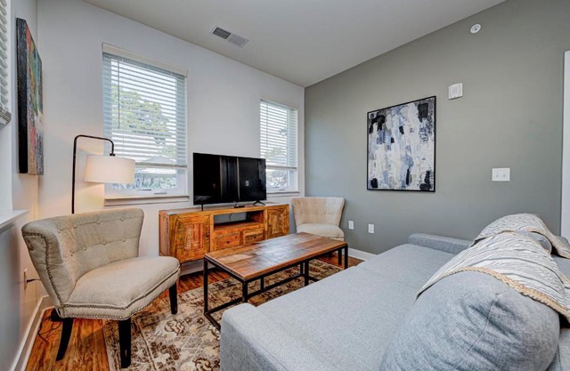Chic Modern 2BR & 2BA Apartment by Stay Gia