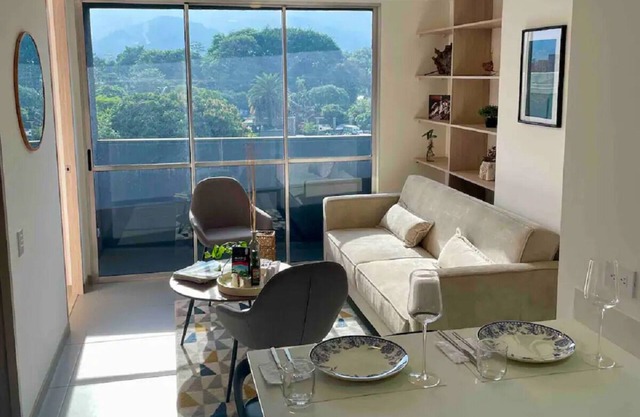 Chic & Modern Apartment in Prime Location Pool/Gym