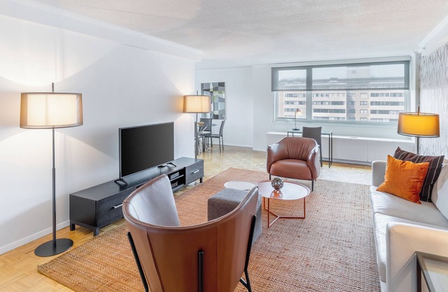 Chic One-Bedroom Apartment with Balcony in Boston'