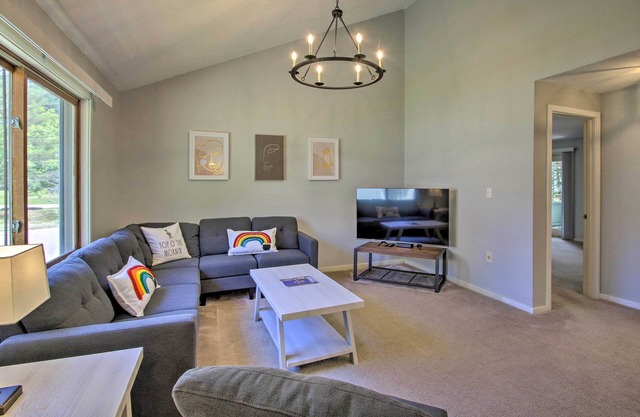 Chic Resort Condo ~ 1 Mi to Attitash Mountain!