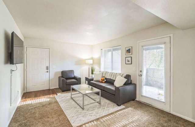 Chic Retreat 2 Miles from Downtown
