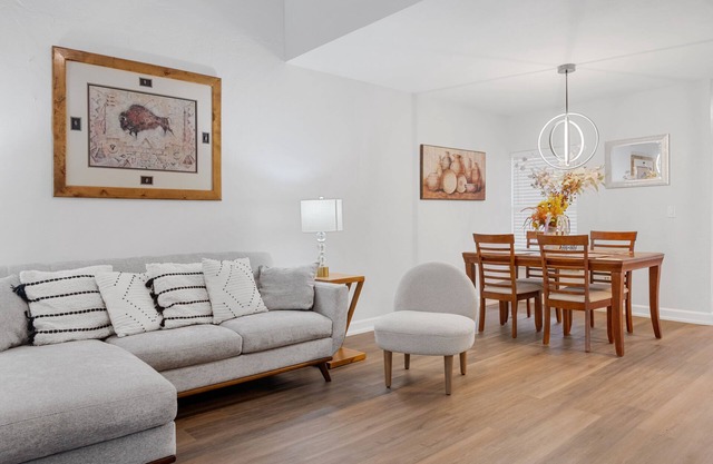 Chic Retreat - 2BR - Mayport Naval Base & Beaches - Pet Friendly