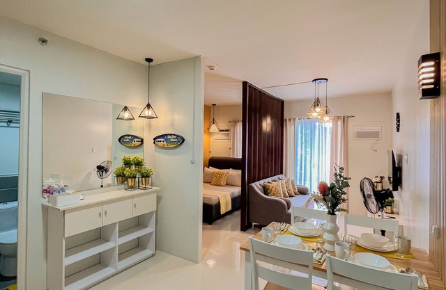 Chic Ruby Studio: Balcony, Private Pool, Gym Access