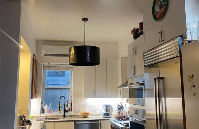Chic & Spacious NYC style townhome in Jersey City - Sleeps 10 adults