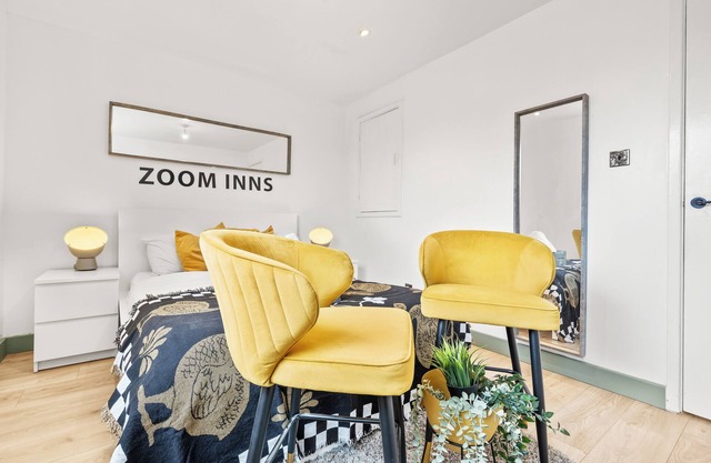 Chic, Spacious Townhouse with Parking &Garden