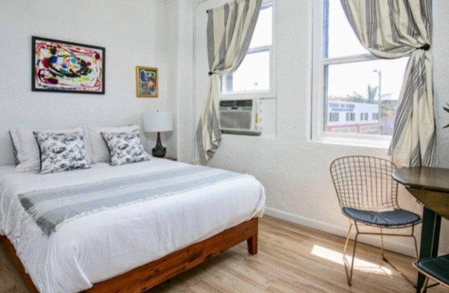 Chic Studio Perfect for 2! Near DTLA!