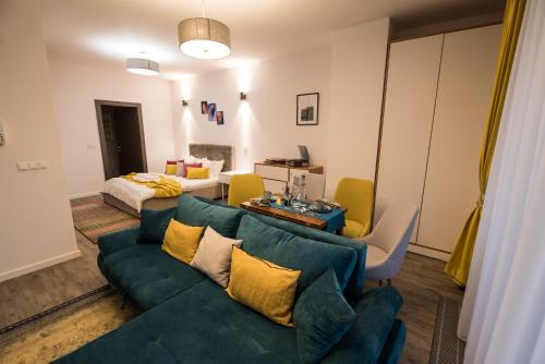 Chic Studio Silver Mountain