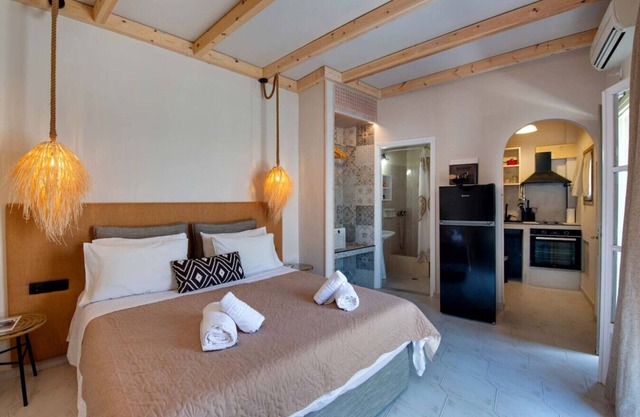 Chic Studio Steps from Gaios Square