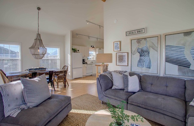 Chic 'Summer House Cottage' Walk to Ocean!