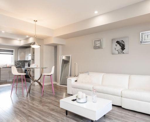 Chic themed 4 bedroom + Hottub + Free Parking