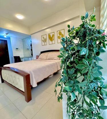 Chic Unit with Balcony - Free wifi & netflix across Naia Terminal 3 Airport