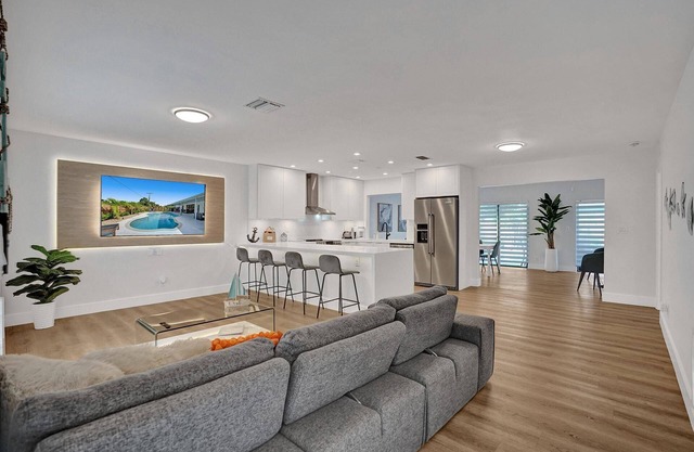 Chic + Upscale + Heated Pool 🏊‍♂️ Firepit, 15 min FLL, Beach, Downtown/Las Olas