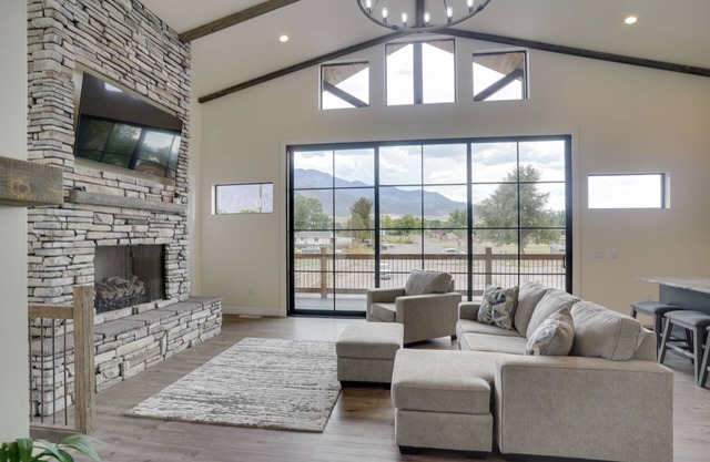Chic Utah Getaway w/Fireplace, Sauna & 2 Decks!