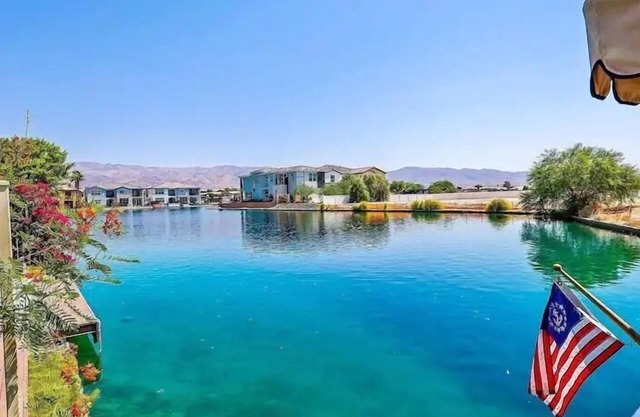 🏝️Chic villa on the lake! 3 bed 3 bath, Golf, bbq & fun in the sun 🌵🏝️🍦👙