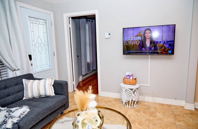 Chic3-Bedroom Private Garden, Parking- Self check-in- 35Min from Montréal!
