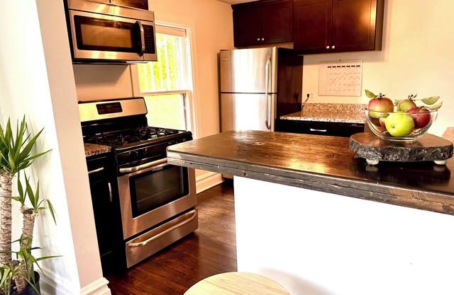 Chicago North Shore Close to NWU + Downtown + Beach + Restaurants + Train