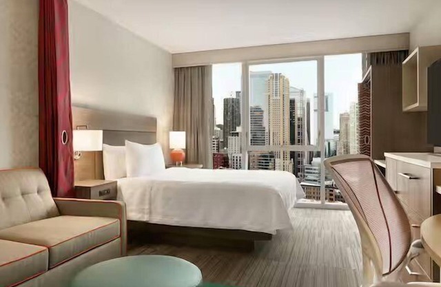 Chicago Urban Escape: Kitchenette and City View, Pets Allowed, Free Breakfast!