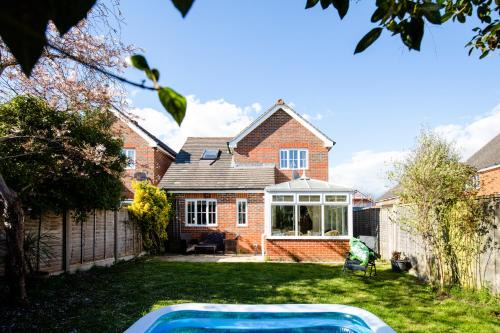 Chichester retreat house with free parking